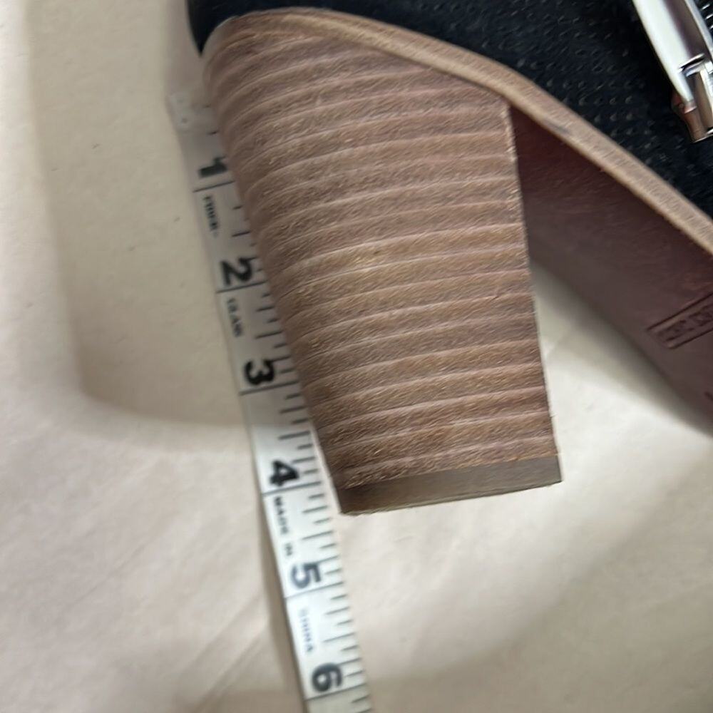 VINCE CAMUTO FERNLEE BOOTIE SIZE 8 1/2M - Picture 5 of 7